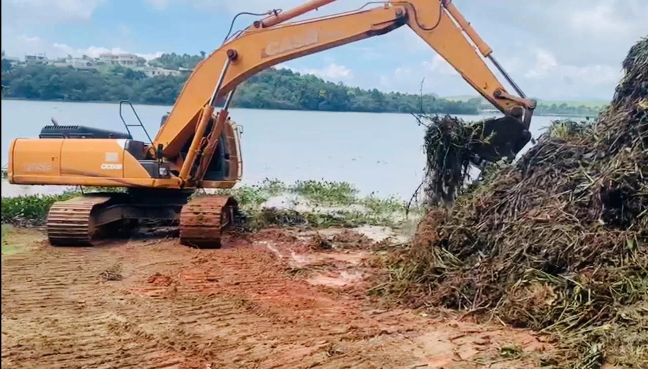 Prefeitura retira 200 toneladas de aguapés da represa Bortolan