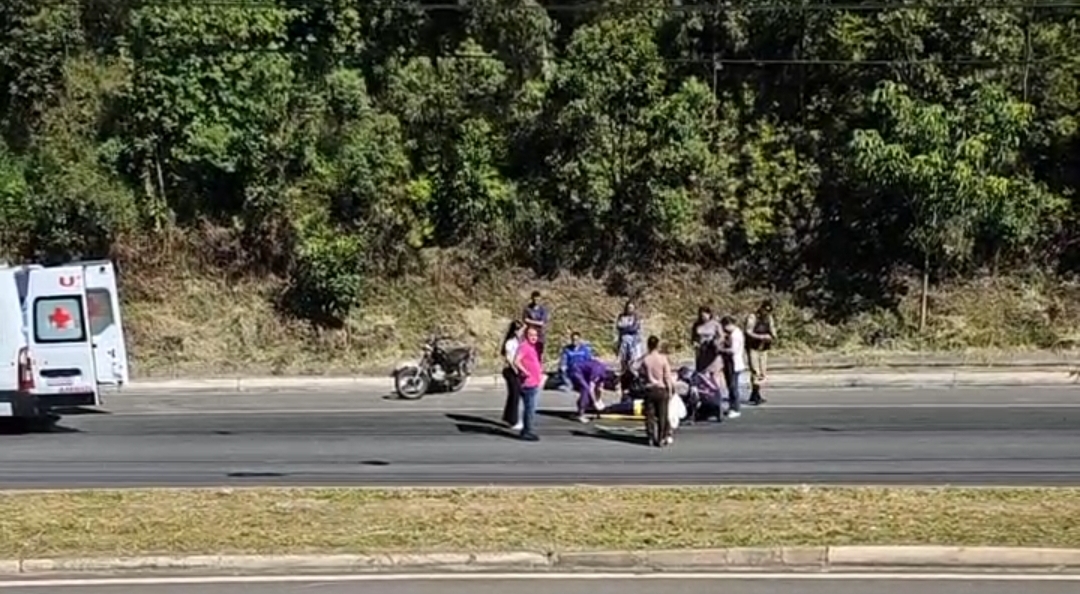 Mulher é atropelada ao atravessar a avenida Alcoa