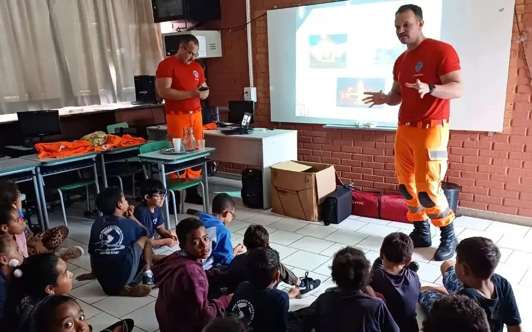 Programa Bombeiro nas Escolas tem atividades para todo o ano em Poços