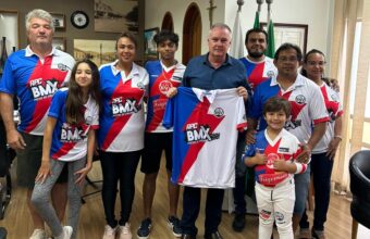 Prefeito recebe equipe poços-caldense de bicicross