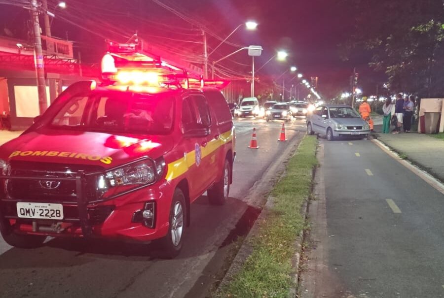 Carro bate em ciclista na João Pinheiro