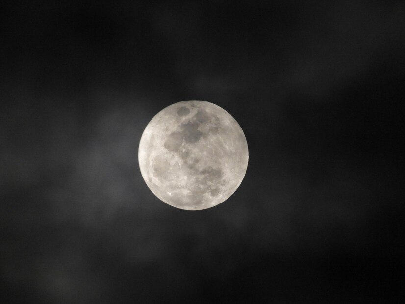 “Lua cheia rosa” poderá ser observada hoje em Poços
