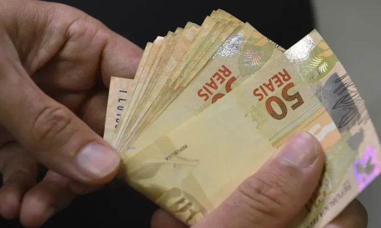 Governo propõe salário mínimo de R$ 1.502 em 2025