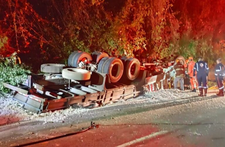 Caminhoneiro morre em capotamento no Marco Divisório