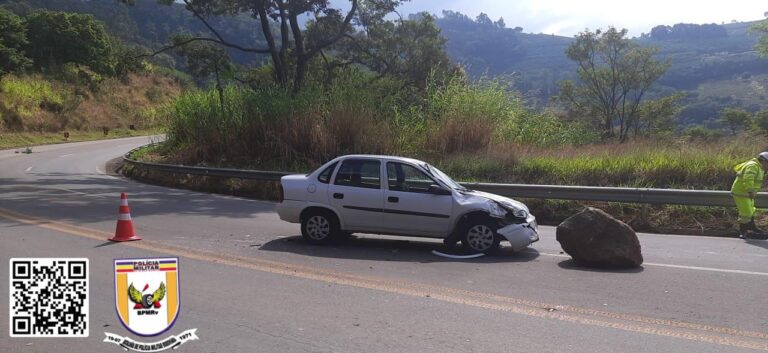 Rocha se desprende e atinge carro na MGC-146