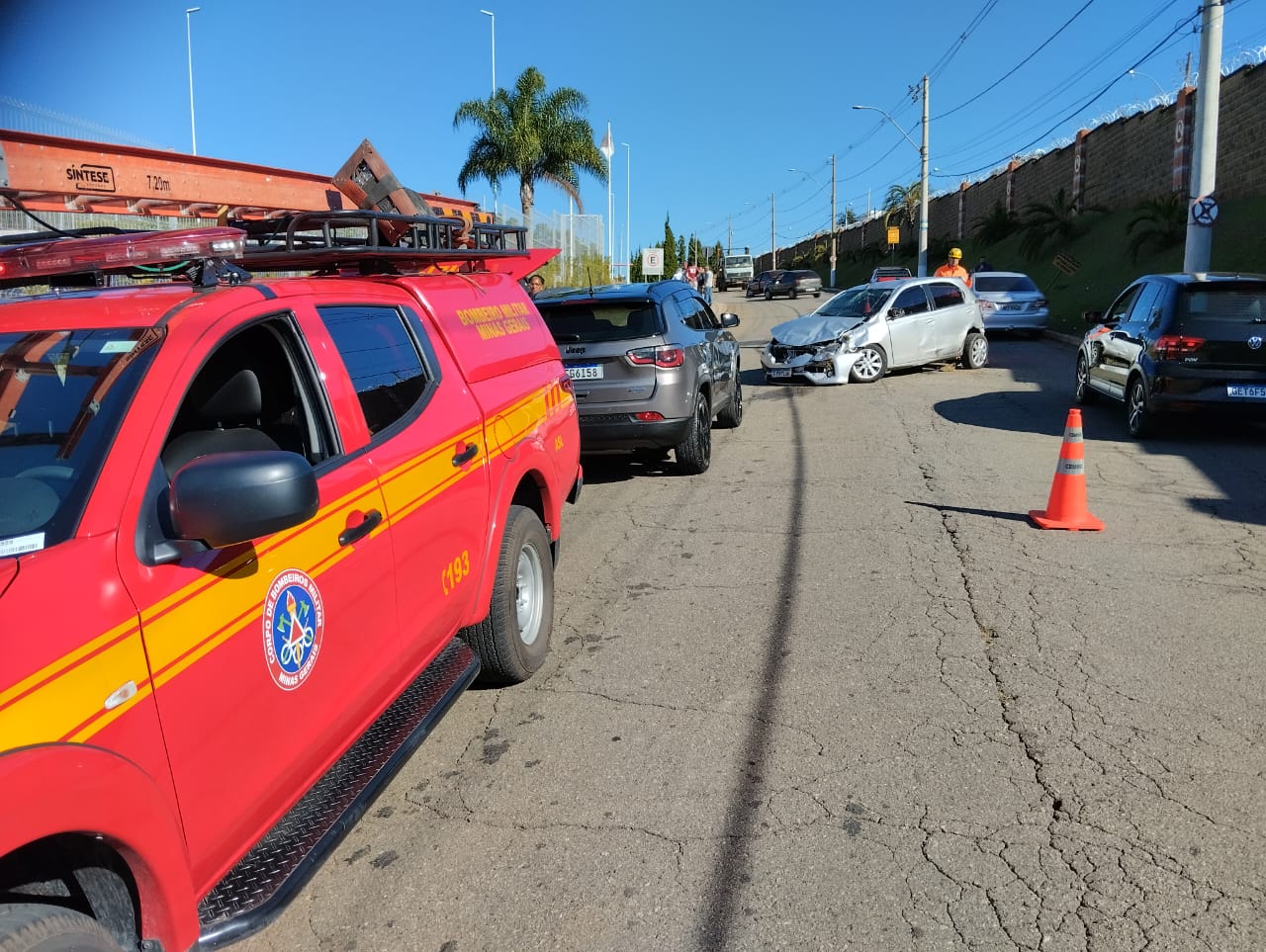Carro capota em acidente no Bortolan