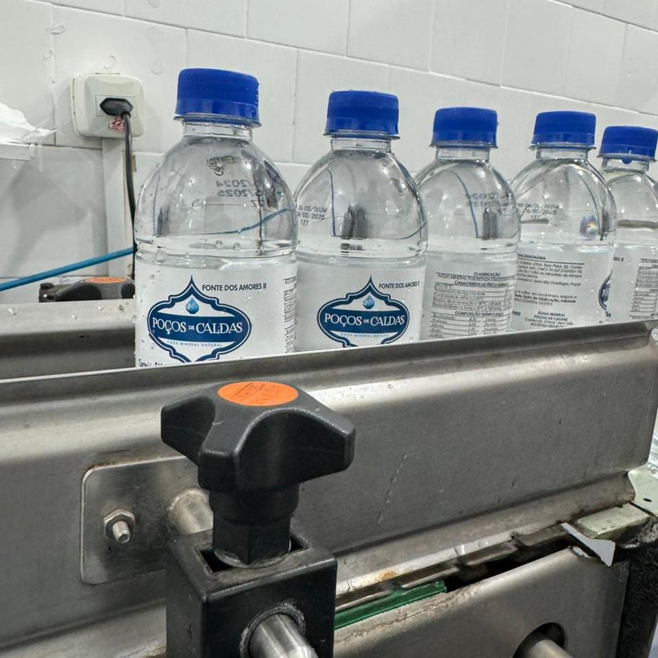 Poços doa água mineral para as vítimas das enchentes no RS