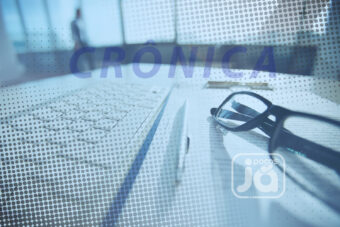 A máquina de escrever e o jornal do poste