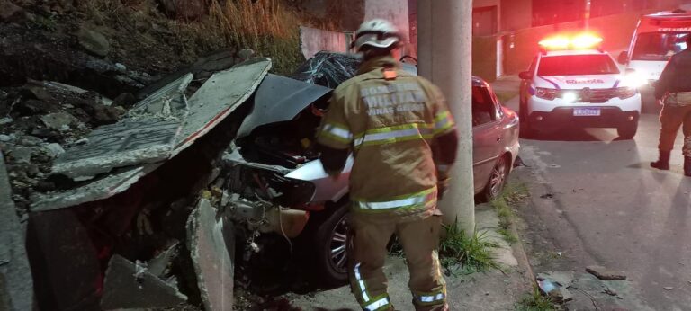 carro bate em poste