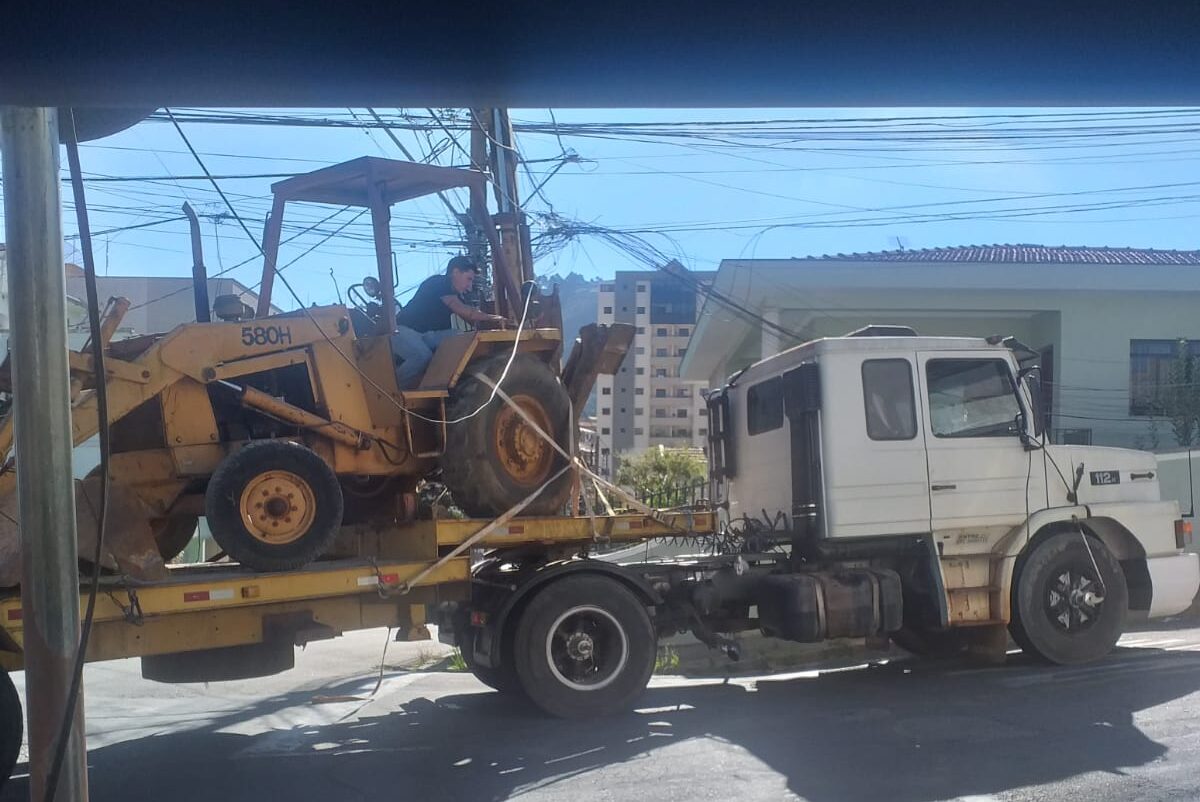 Caminhão com retroescavadeira arranca poste e interdita trânsito em avenida