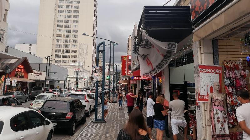 Comércio fica aberto até às 20h para venda de Dia das Mães