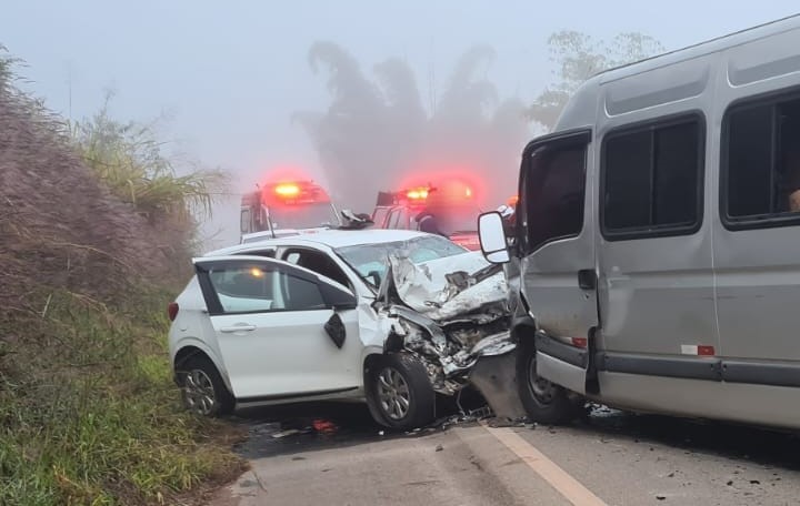 MACHADO | Acidente entre van e carro mata uma pessoa MG-179