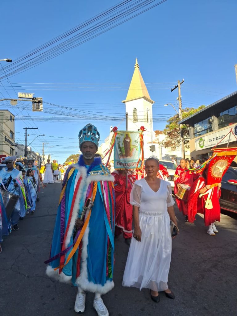Congos e caiapós em procissão marcam o encerramento da Festa de São Benedito