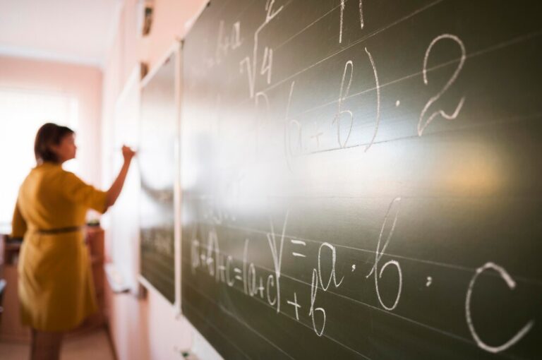 Professores de escolas particulares de Poços protestam na Justiça do Trabalho Professores de escolas particulares de Poços protestam na Justiça do Trabalho