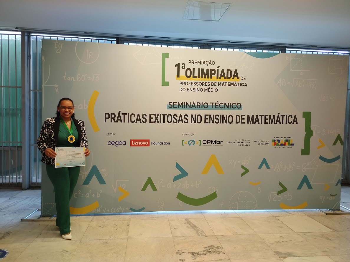 Professora de Poços recebe medalha de ouro da Olimpíada Matemática