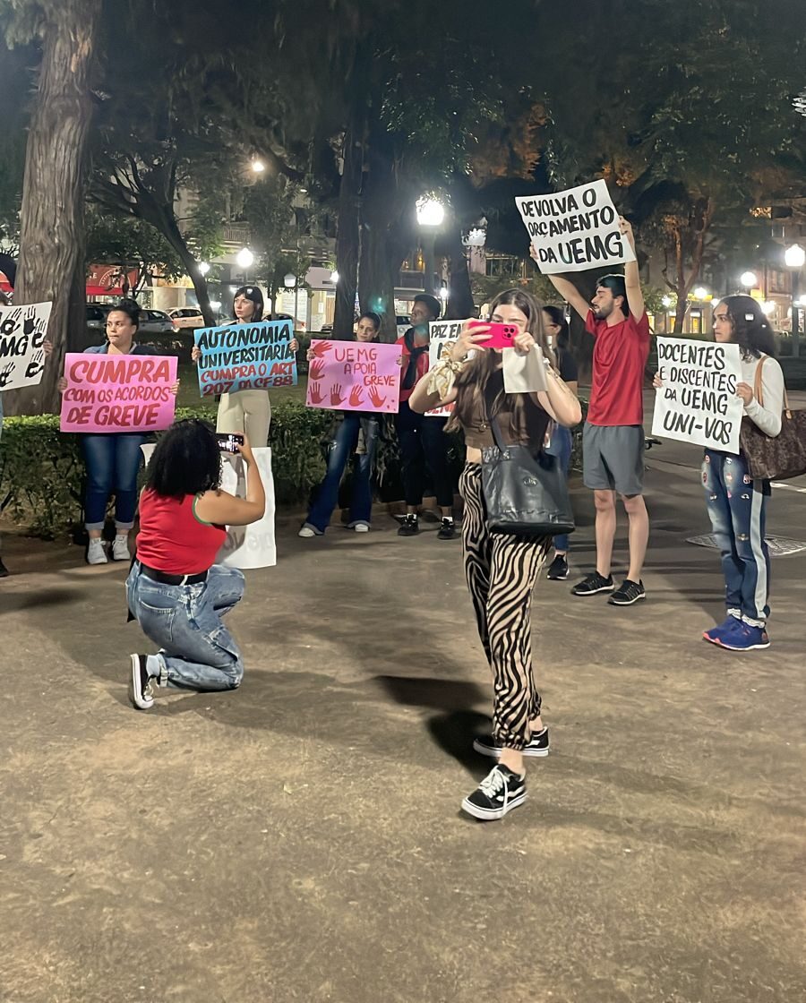 Universitários realizam manifestação de apoio à UEMG Poços