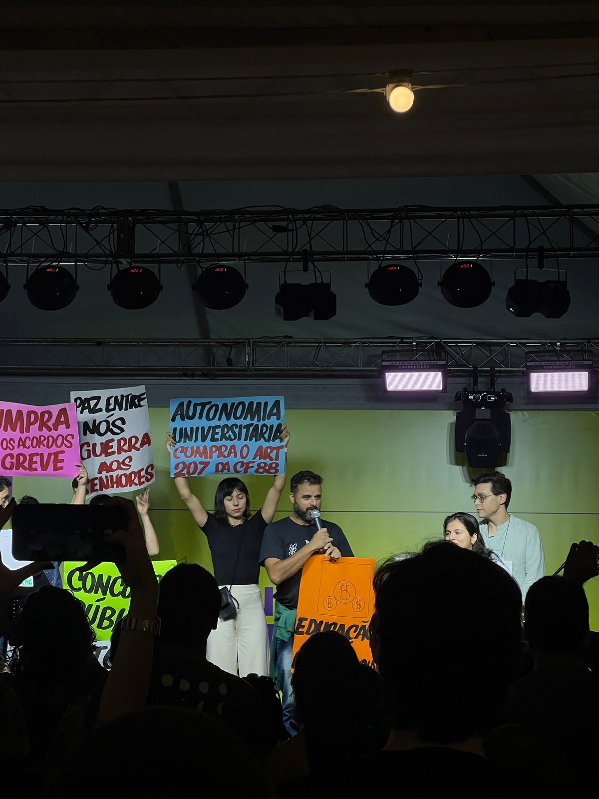 Universitários realizam manifestação de apoio à UEMG Poços