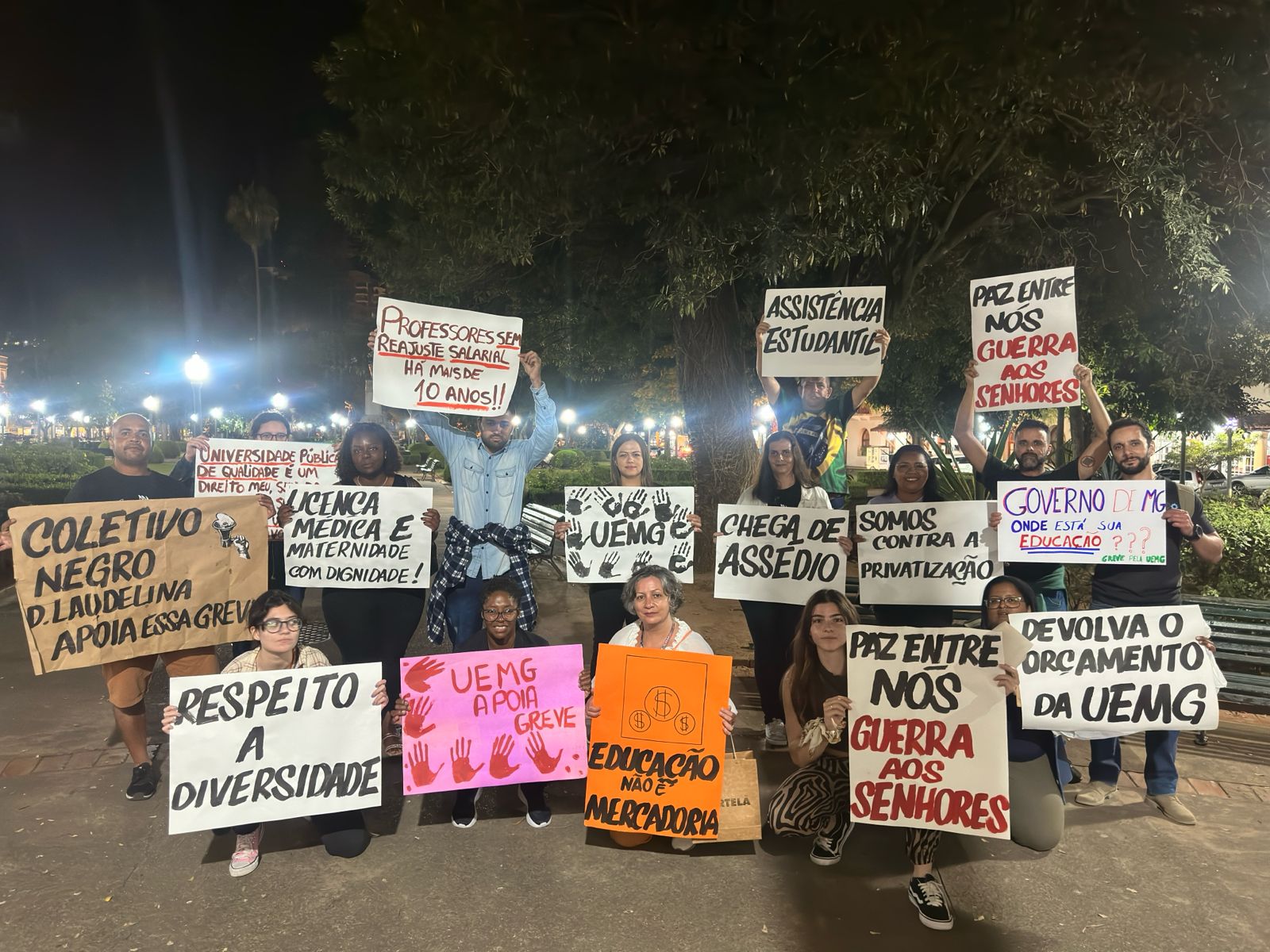 Universitários realizam manifestação de apoio à UEMG Poços