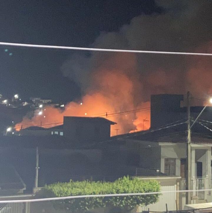Bombeiros combatem incêndio em Andradas