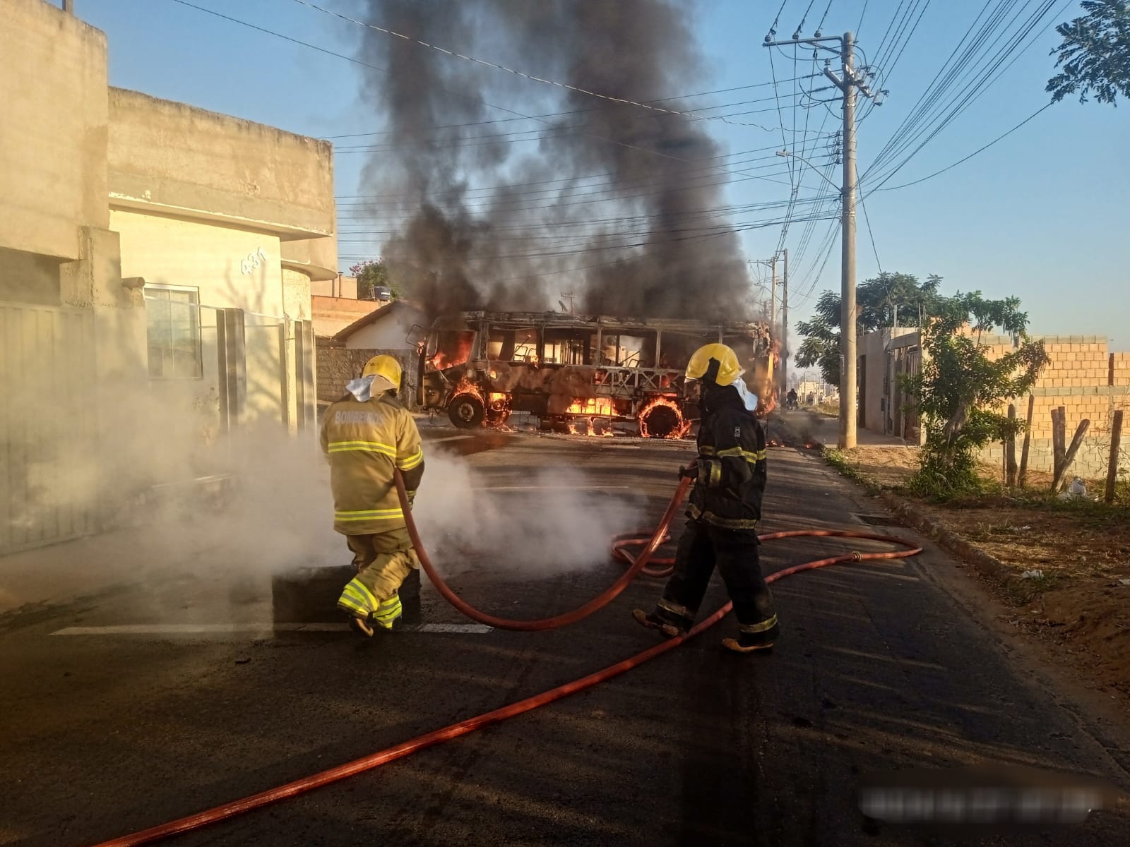Ônibus com alunos da Apae pega fogo em Alfenas