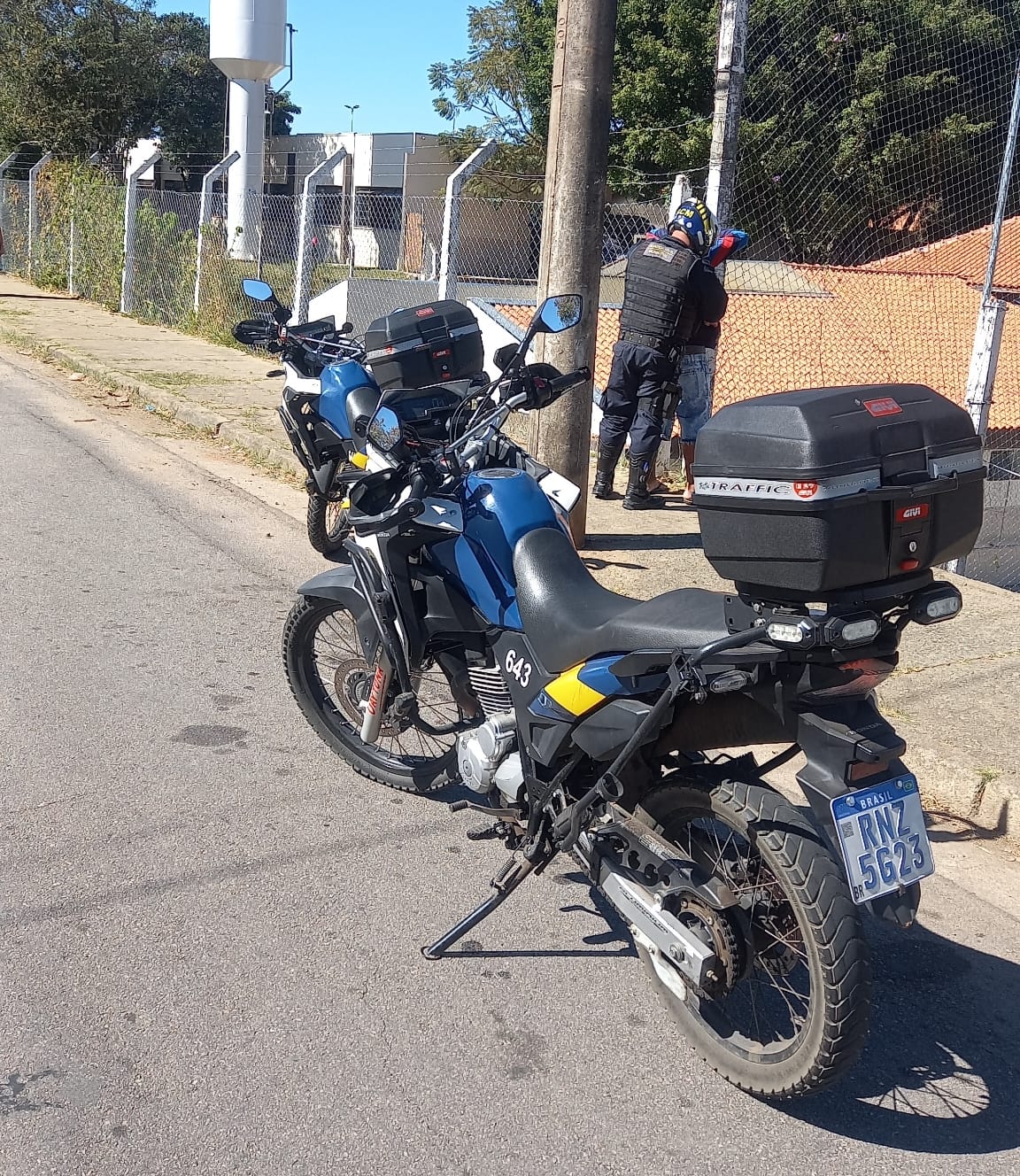 Menor é flagrado vendendo drogas na porta de escola na zona oeste
