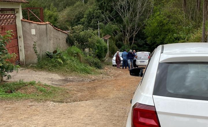 Carro roubado é localizado abandonado na Cachoeirinha