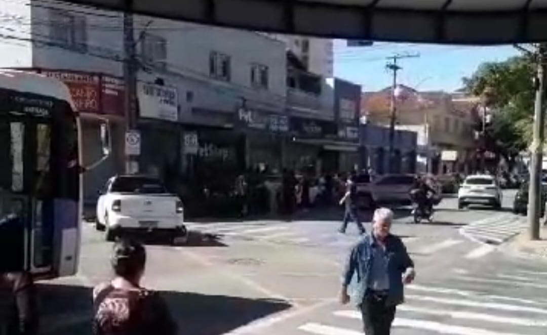 Jeep capota após ser atingido por camionete em cruzamento