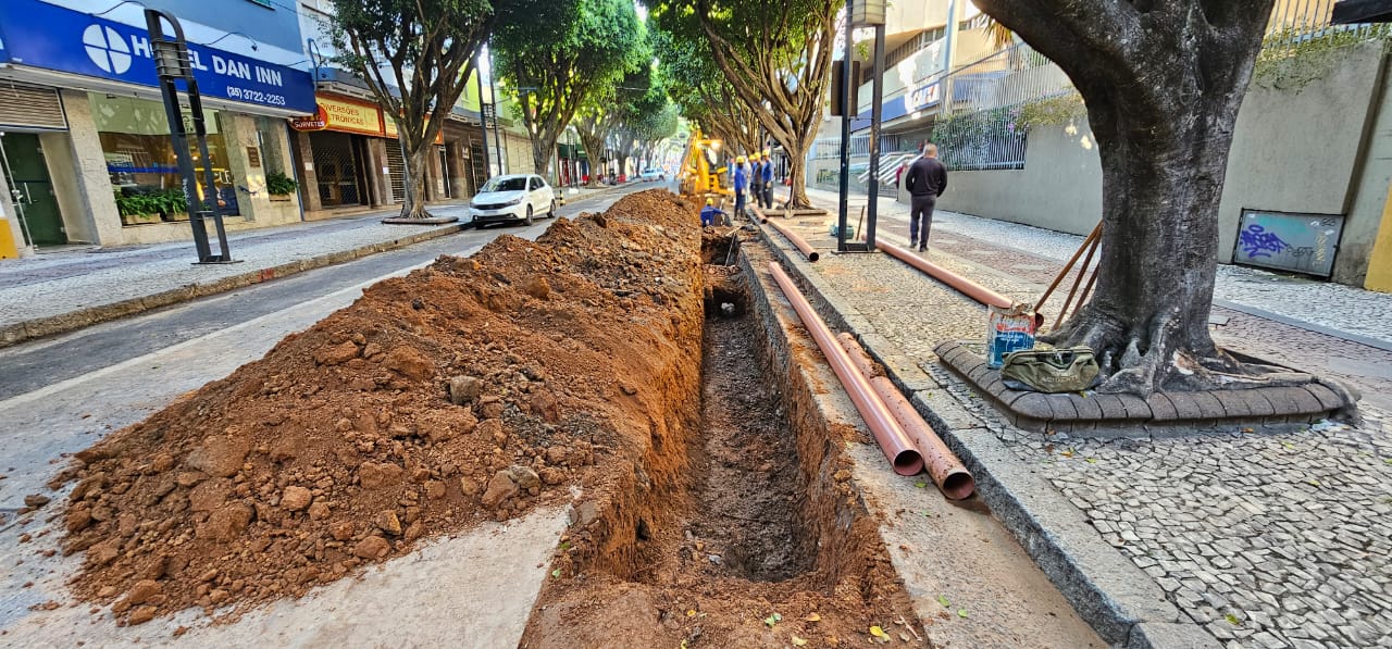 Rua São Paulo continua recebendo obras na rede de esgoto