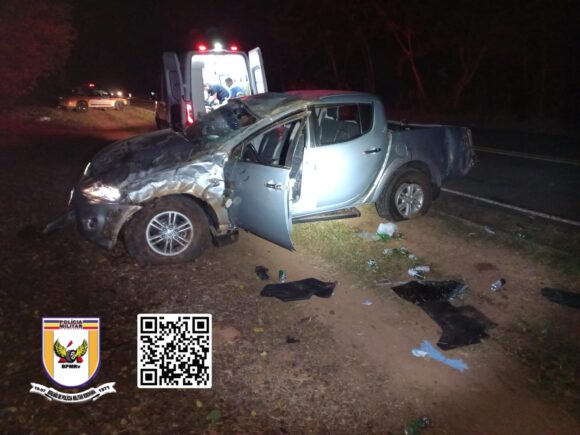 Picape capotou e condutor morreu após ser socorrido (fotos: PMR) 