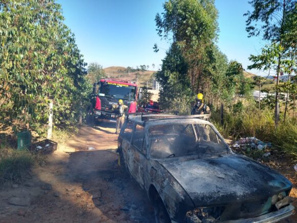 Incêndio destrói carro