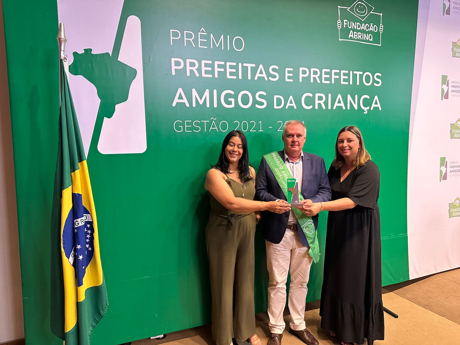 Sérgio Azevedo recebe prêmio Prefeito Amigo da Criança