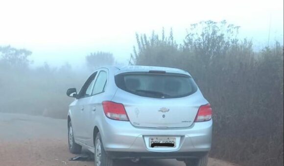 trio armado rouba carro