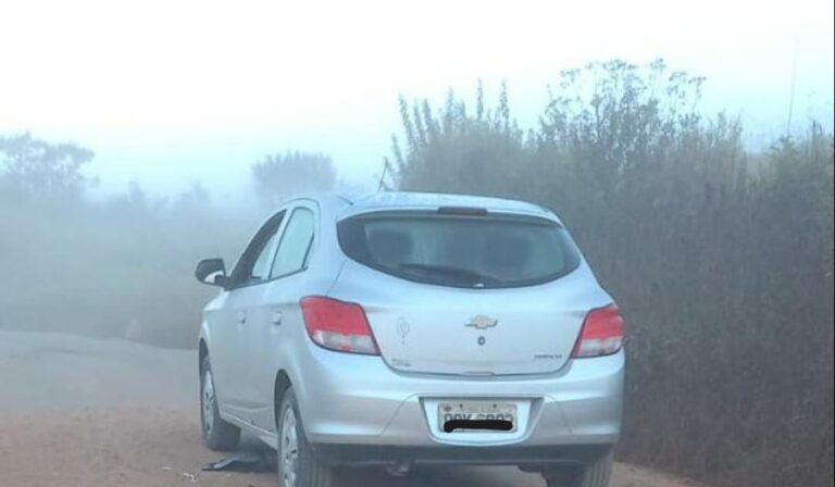 trio armado rouba carro