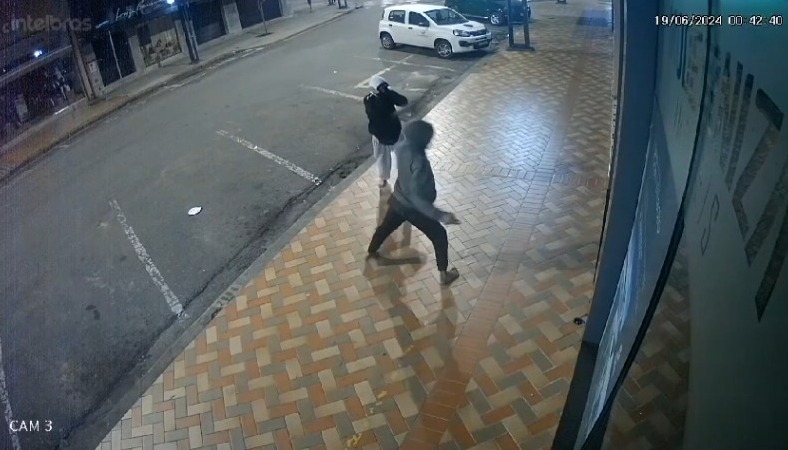Câmeras de segurança registram tentativa de arrombamento