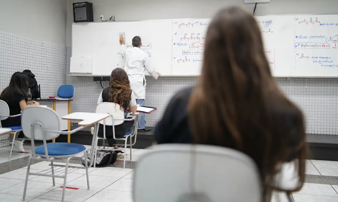 Senado aprova reformulação do ensino médio 