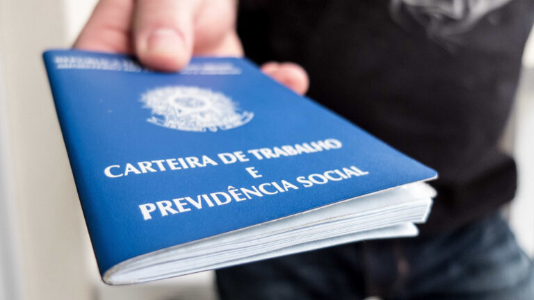 População brasileira ocupada passou dos 100 milhões em 2023