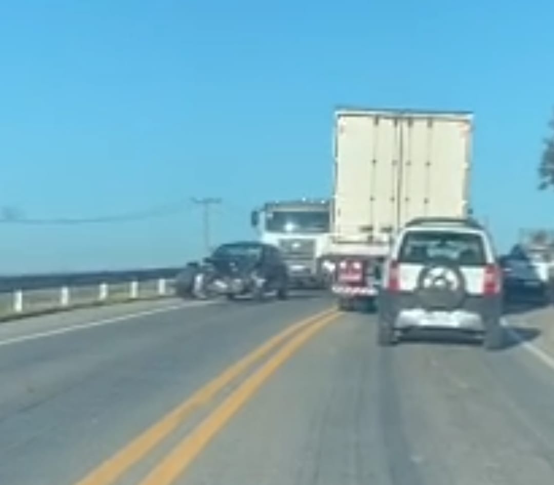 Motociclista fica ferido após ser atingido por carro na contramão