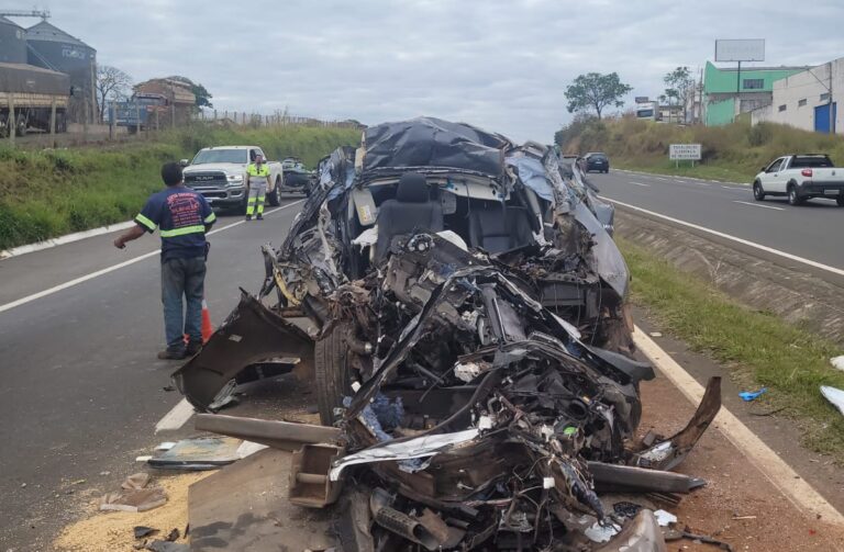 PASSOS | Produtor rural morre após bater em traseira de carreta