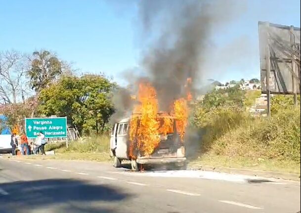 Veículo pega fogo e é totalmente consumido pelas chamas