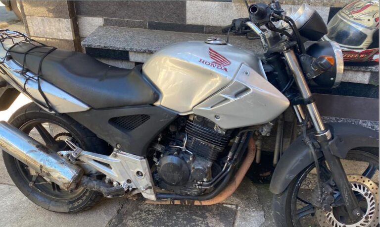 PM apreende moto adulterada e apreende menores