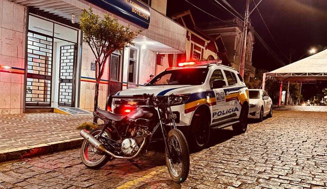 PM de Botelhos recupera moto furtada e apreende autores