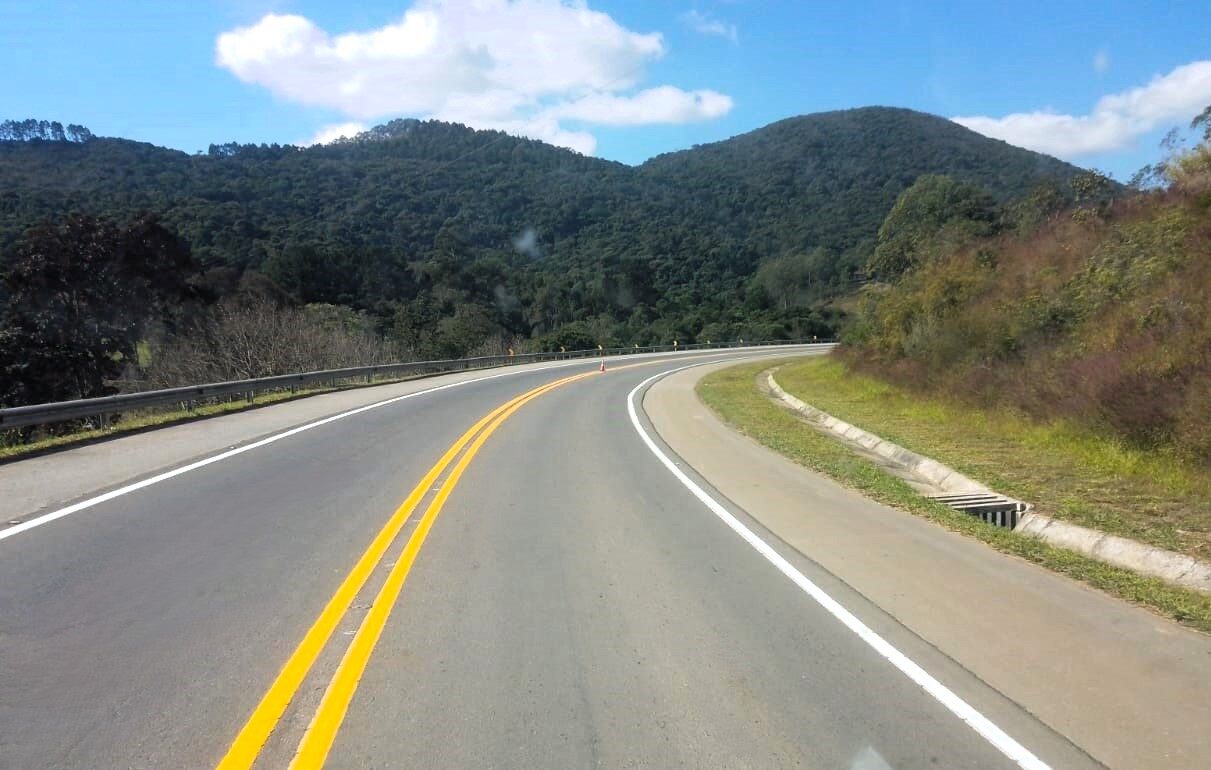 Rodovias na região recebem sinalização horizontal; confira a programação