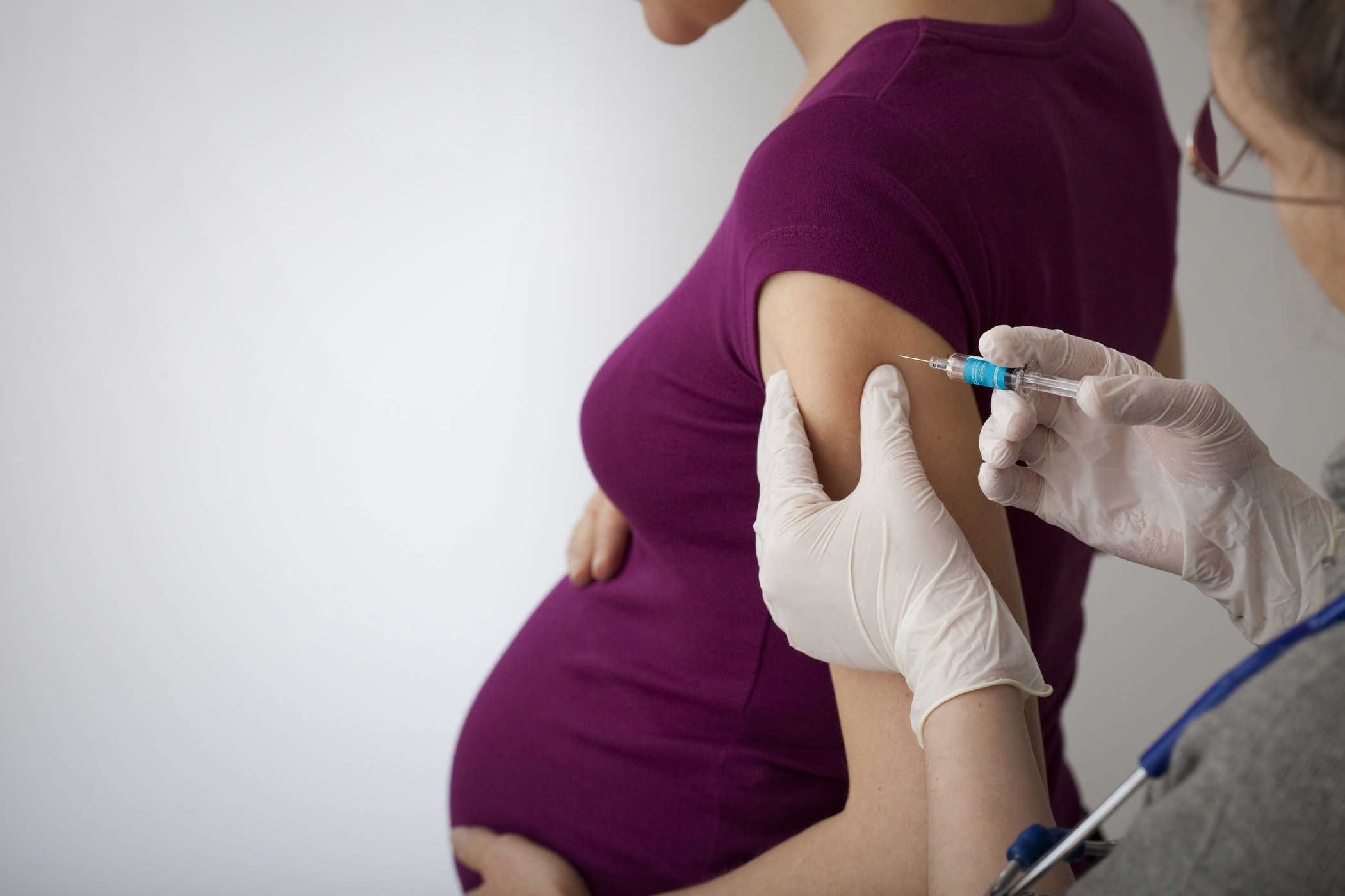 Médicos alertam gestantes sobre importância da vacinação no pré-natal