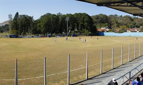 Torcida invade campo e agride jogadores no Bandolão