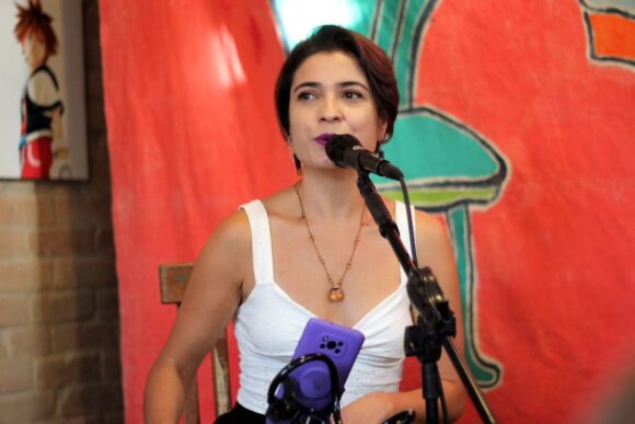 Nanda Dearo é artista e educadora musical (foto: Rossmaly Borges)