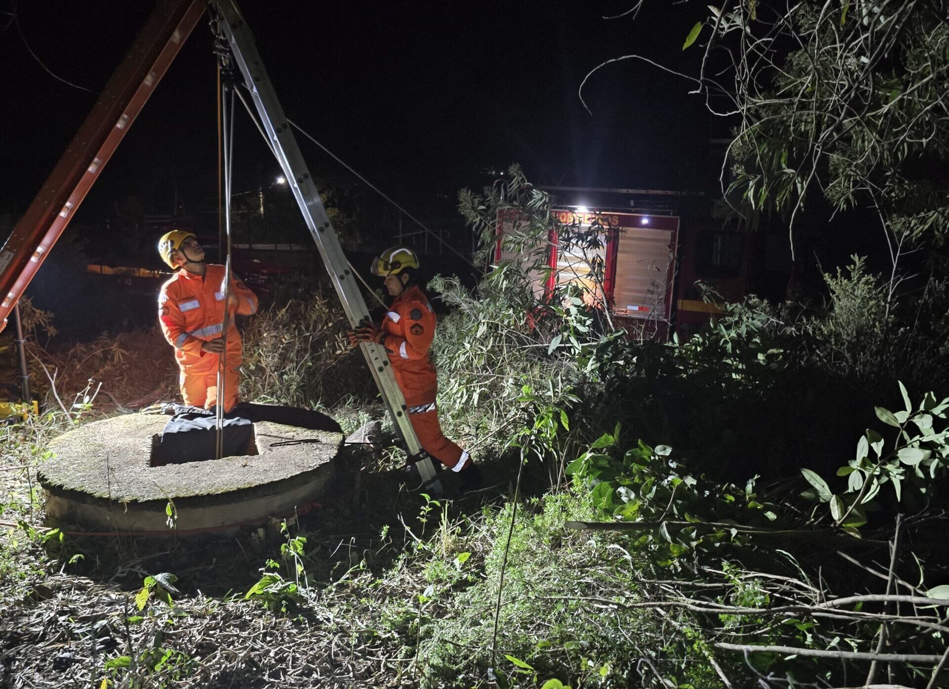 Bombeiros resgatam bezerro em cisterna