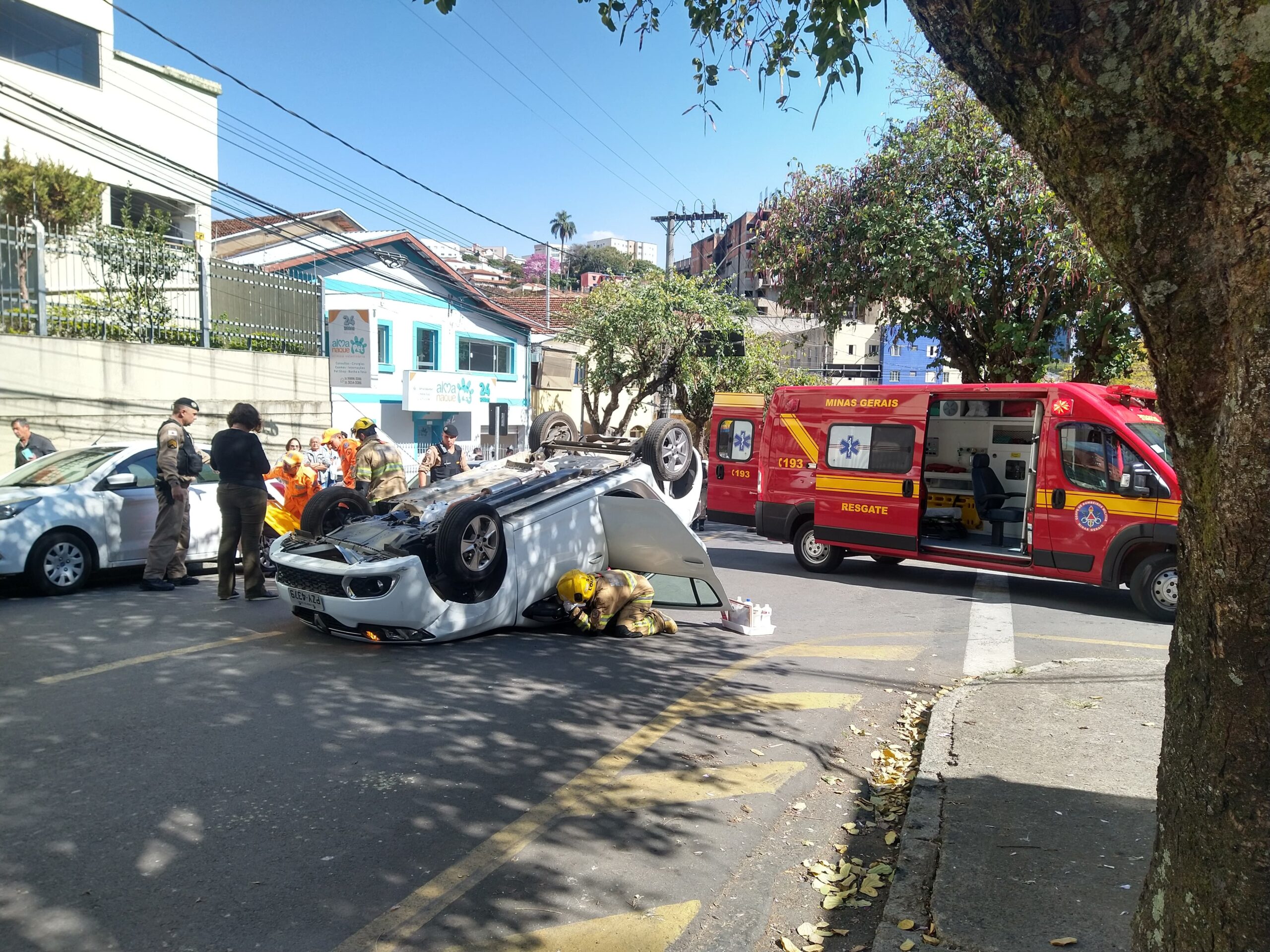 Carro capota no bairro Cascatinha na manhã deste sábado