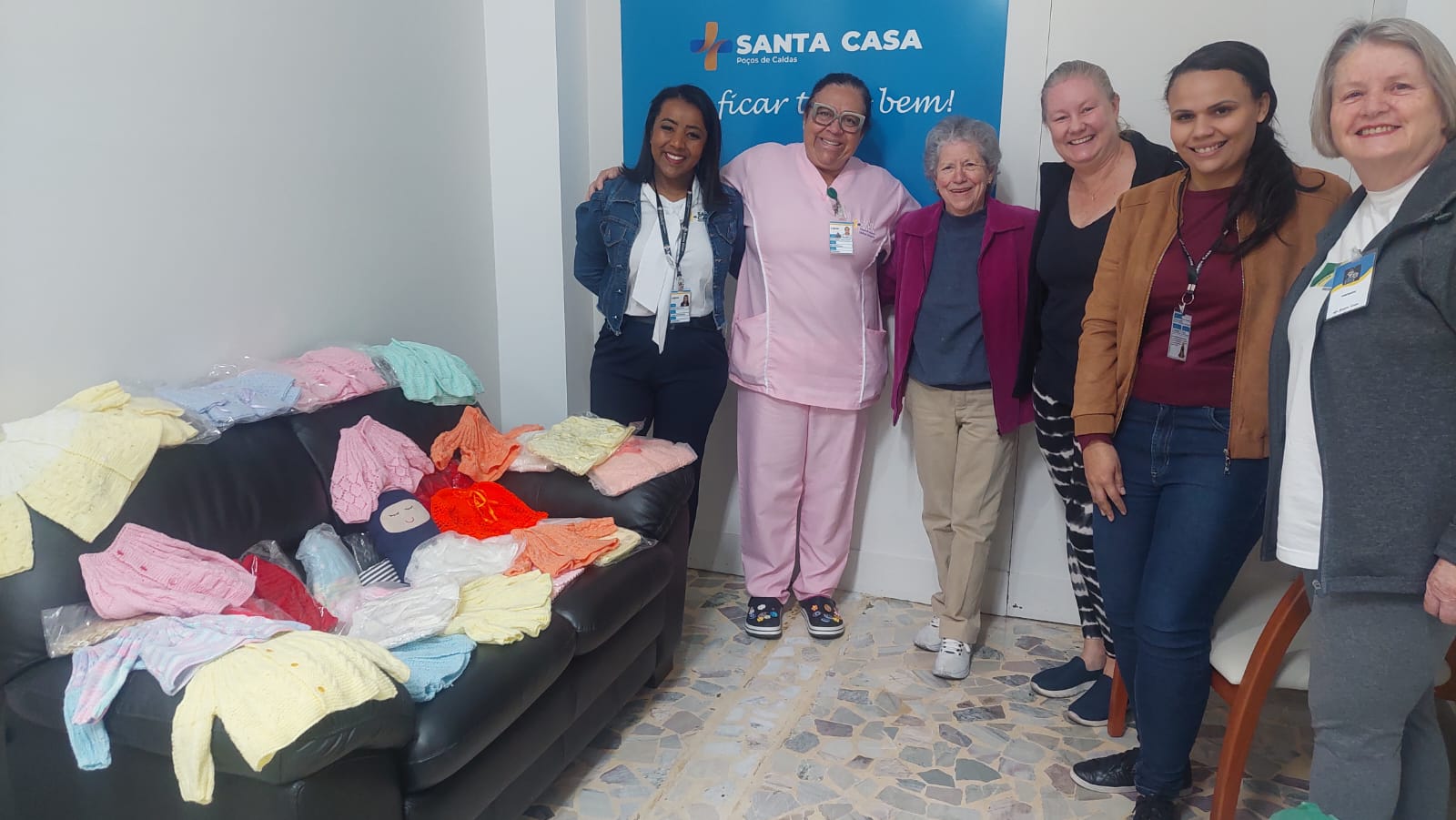 Associação das Damas de Caridade entrega casaquinhos para recém-nascidos da Santa Casa