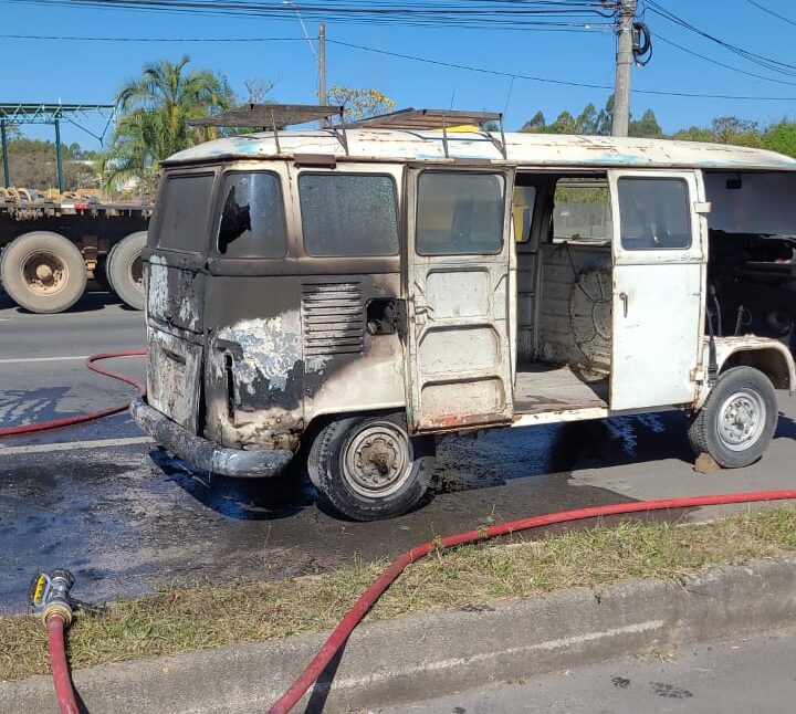 Bombeiros atendem incêndio em Kombi na zona sul