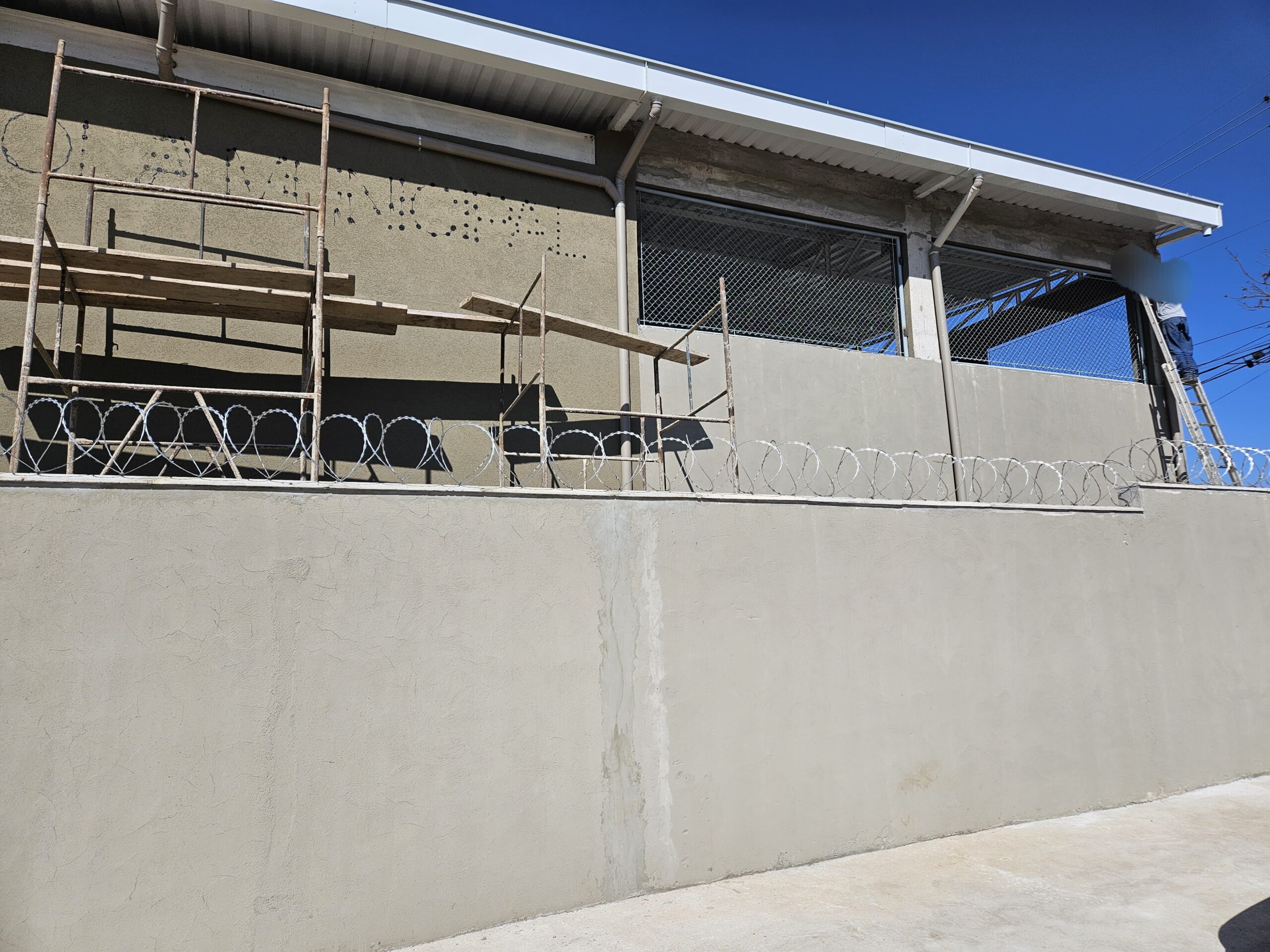 Mesmo com dois termos de interdição, obra de escola municipal segue sendo realizada